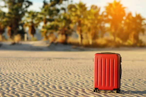 Podróże Letnie Wakacje Planowania Turystycznego Czerwona Walizka Pięknej Piaszczystej Plaży — Zdjęcie stockowe
