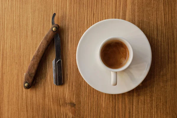 Vintage Rasiermesser Pinsel Und Weiße Kaffeetasse Mit Teller Isoliert Auf — Stockfoto