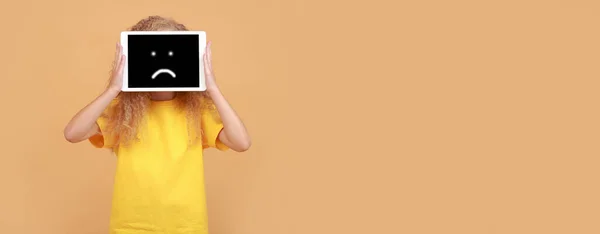 Frusztrált Kislány Bannerje Egy Digitális Tabletet Tart Egy Szomorú Hangulatjellel — Stock Fotó