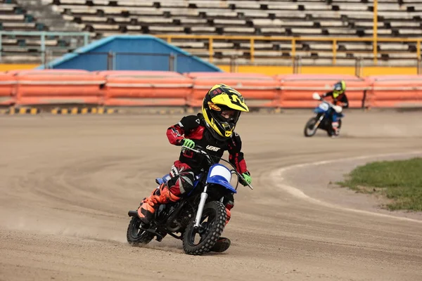 Rivne Ukraina Listopad 2022 Racer Dzieci Kaskach Odzieży Ochronnej Motocyklu — Zdjęcie stockowe