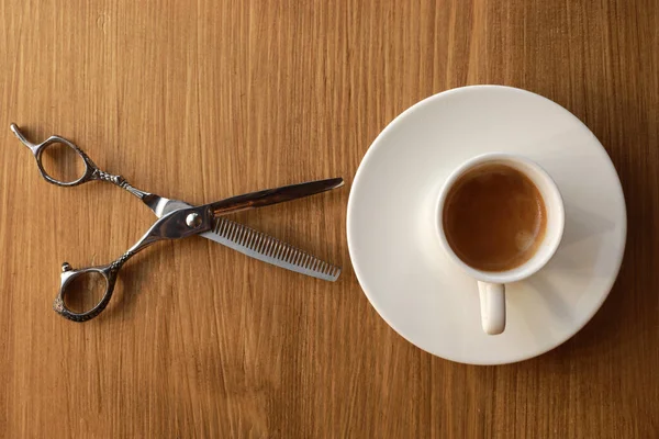 Cięcie Stali Nożyce Włosów Biały Kubek Kawy Płytą Izolowane Drewnianym — Zdjęcie stockowe