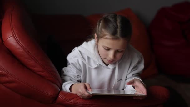 Zvědavý Roztomilý Dospívající Dívka Pomocí Digitální Tablet Technologie Zařízení Sedí — Stock video