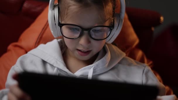 Ενθουσιασμένος Έφηβος Κορίτσι Παίζει Παιχνίδι Στο Σπίτι Ψηφιακή Συσκευή Τεχνολογίας — Αρχείο Βίντεο