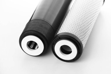 Ev suyu filtreleme sistemi için iki filtre fişeği izole edildi. Granüler ve briketler karbon kartuşları. Ters osmoz su arıtma sisteminin kurulumu. Metin için yer.