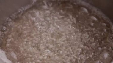 İtalyan merengue 'sinin yakın çekimi fırının üzerindeki paslanmaz çelik kasede kaynıyor. Makaronlar, badem kurabiyeleri ya da kremalı pasta için hamur hazırlama