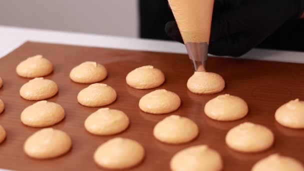 Cuoca Professionista Guanti Neri Che Base Preparazione Del Dolce Macaron — Video Stock