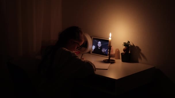 Öğretmen Ukrayna Bilinç Kaybının Evde Işık Olmadan Mum Işığında Sanal — Stok video