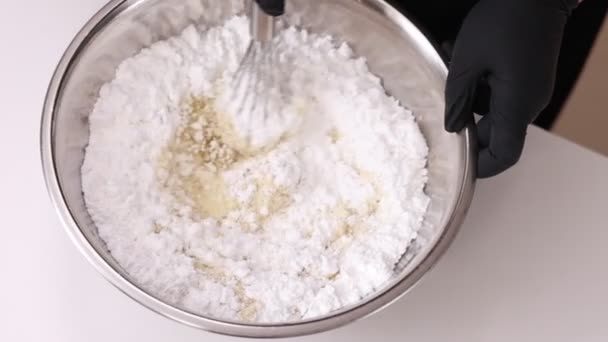 Çelik Bir Kasede Beyaz Siyah Eldivenli Şekerlemeciler Mutfakta Paslanmaz Çelikten — Stok video