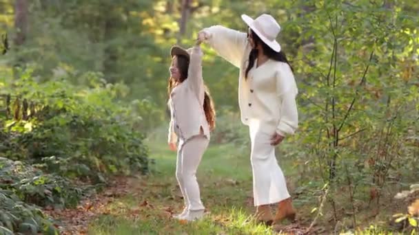 母亲节快乐年轻的妈妈和她的小女儿在公园里玩得很开心 度假时 家人在户外玩耍和跳舞 健康的爱情概念 母亲童年的概念 — 图库视频影像
