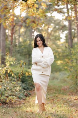 Çekici gülümseyen beyaz esmer kadının portresi. Dışarıda uzun saçları olan mutlu ve rahatlatıcı güzel bir kadının yüzü. Mutlu görün, özgür hisset. Ukraynalı Kız