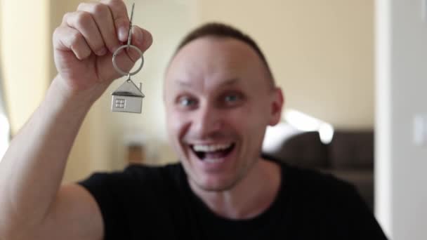 Hombre Feliz Sosteniendo Casa Llavero Metal Mano Mostrando Thrumb Hacia — Vídeo de stock