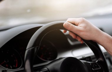 Silah tüccarlarının, klasik beyaz gömlekli ve altın saatli ellerinin kesilmiş fotoğrafı. Yeni modern otomobil tekeri, siyah lüks, zengin salon, satılık teknoloji yaşam tarzı konsepti.