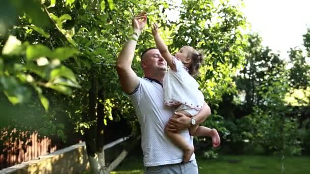 Dzień Ojców Kochający Dorosły Biały Ojciec Przytula Swoją Córeczkę Podwórku — Wideo stockowe