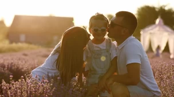 Día Familia Feliz Joven Mamá Papá Tomados Mano Besando Hija — Vídeo de stock