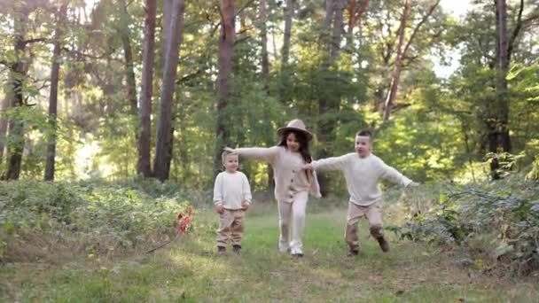 Troje Szczęśliwych Dzieci Odpoczywa Bawi Się Parku Świeżym Powietrzu Aktywność — Wideo stockowe