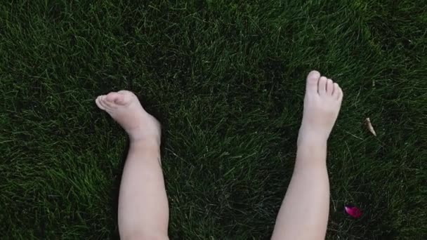 Κοντινό Πλάνο Του Μωρού Λίγο Γυμνά Πόδια Πράσινο Μαλακό Γρασίδι — Αρχείο Βίντεο
