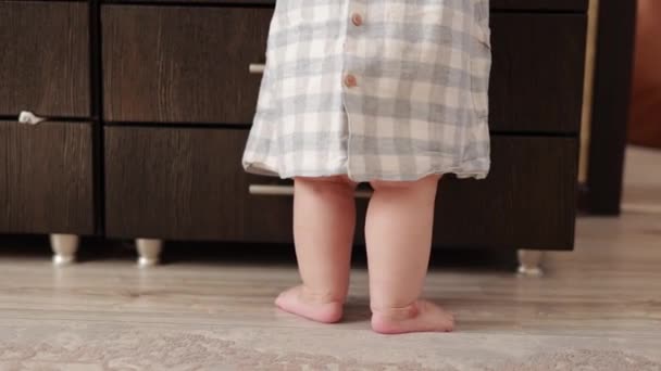 Baby First Steps Little Infant Feet Standing Moving Dancing Walking — Stockvideo