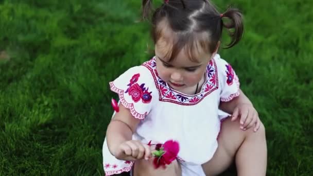 Międzynarodowy Dzień Dziecka Urocza Dziewczynka Bawiąca Się Czerwonym Kwiatem Róży — Wideo stockowe