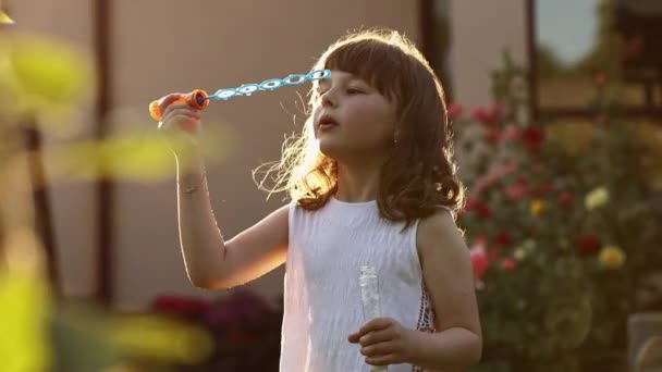 Wesoła Zabawna Dziewczynka Dmucha Bańki Mydlane Bawiąc Się Świeżym Powietrzu — Wideo stockowe
