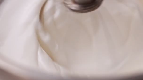 Mutfak Mikseri Yumurtaların Beyaz Yumurtalarını Kalın Beyaz Köpükler Halinde Çırpıyor — Stok video