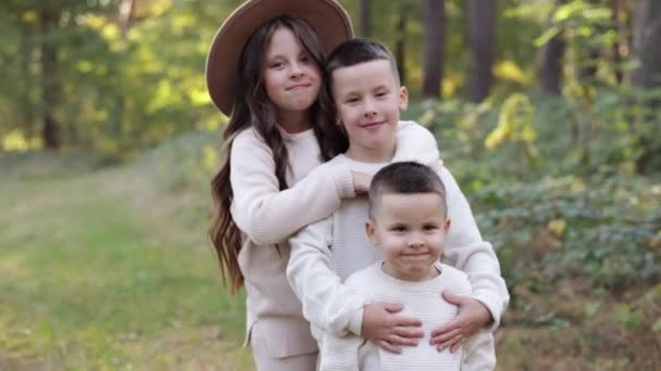 Portrait Happy Adorable Kids Outdoors Siblings Two Stylish Little Brothers — Stok Video