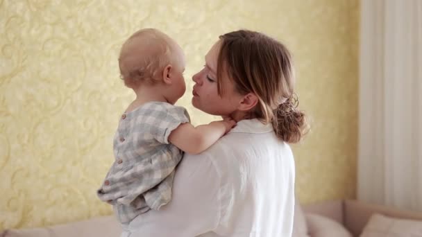 Νεαρή Μητέρα Χαϊδεύει Και Φιλάει Κοριτσάκι Της Κρατώντας Στην Αγκαλιά — Αρχείο Βίντεο