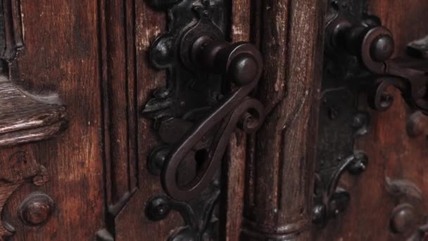 Закрыть Старые Деревянные Запертые Двери Железными Старинными Ручками Древнего Здания — стоковое видео