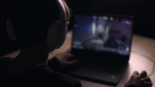 Young Gamer Wearing Headset Playing Fps Video Games Home Online — Stockvideo