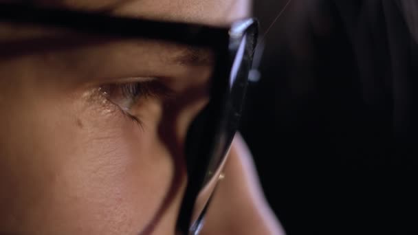 Ojo Parpadeante Hombre Mirando Atentamente Monitor Gafas Protectoras Con Montura — Vídeos de Stock