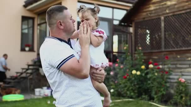 Babalar Günü Küçük Kız Arka Bahçedeki Evde Babasının Kollarında Ağlıyor — Stok video