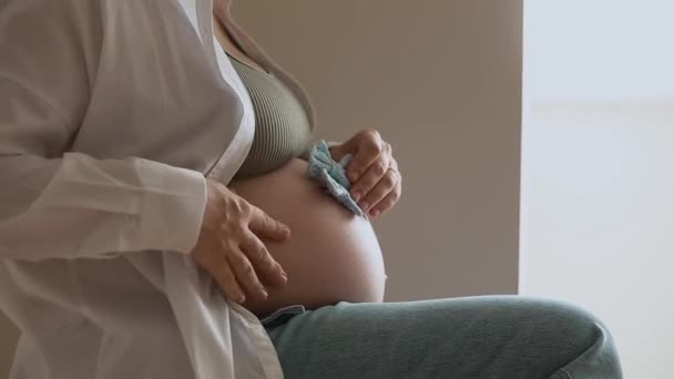 Zwangerschap Concept Close Van Zwangere Vrouw Met Haar Accessoire Blauwe — Stockvideo