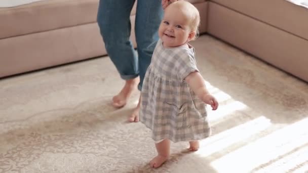 Feliz Bebé Sonriente Aprendiendo Caminando Con Apoyo Madre Para Los — Vídeo de stock