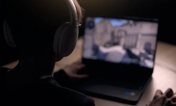 Young Gamer Wearing Headset Playing Fps Video Games Home Online — Foto de Stock