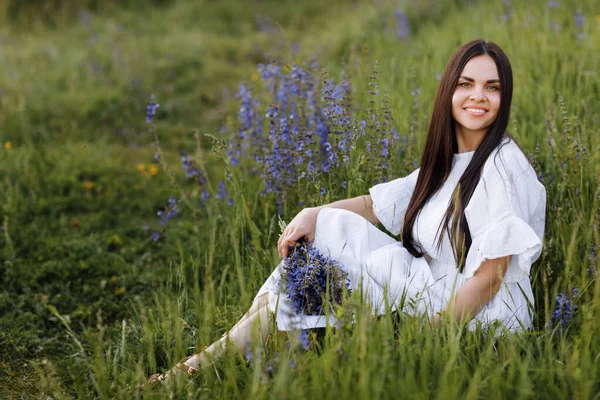 Joven Mujer Morena Sonriente Hermosa Vestido Blanco Está Sentado Pradera — Foto de Stock