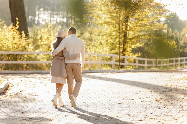 日落时一对恋人牵着手在公园里散步的背景图 幸福的概念 年轻男女坠入爱河的美妙浪漫时刻 快乐的家庭 — 图库照片