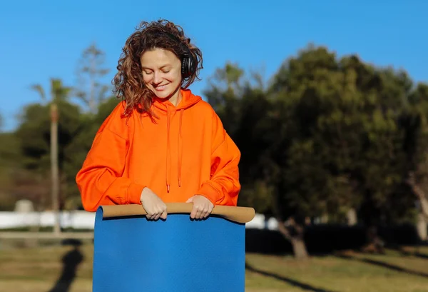 Dünya Sağlık Günü Kulaklıklı Genç Bayan Yaz Parkında Yoga Minderini — Stok fotoğraf