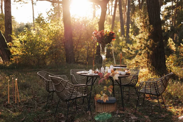 Útulný Podzimní Piknik Parku Zblízka Prostírání Stolu Bílými Talíři Příbory — Stock fotografie