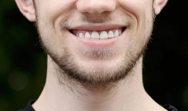 Glad Leende Man Närbild Hanar Läppar Och Vita Tänder Ljusa — Stockfoto