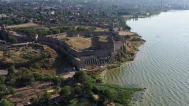 Dinyester nehrinin kıyısındaki Ackerman kalesinin havadan görüntüsü. Bessarabia 'nın ortaçağ simgesi, eski şehrin yüksek noktasında duruyor. Ukrayna. Doğu Avrupa 'nın en büyük kalelerinden biri..