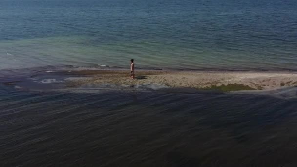 在乌克兰 黑海的一个废弃的国家公园Dzharylhach 德隆环绕着这对恋爱中的夫妇 男人和女人 他们是一个弯曲的海岸 空中摄像 复印机射击 — 图库视频影像