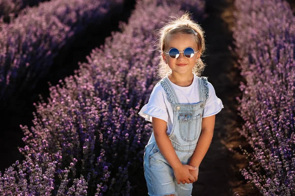 Gün Batımında Lavanta Tarlasında Sevimli Bir Kız Çocuğu Güneş Gözlüklü — Stok fotoğraf