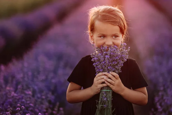 Elinde Bir Demet Lavanta Çiçeğiyle Sevimli Bir Kızın Portresi Bir — Stok fotoğraf