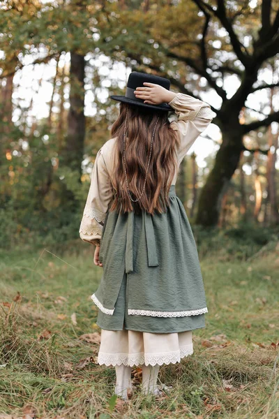 Rückansicht Des Kindes Mädchen Stilvollen Leinwand Vintage Stil Kleid Hält — Stockfoto