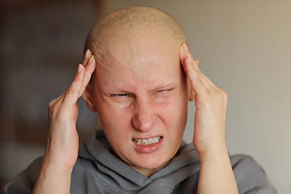 秃头的女人用手指碰了碰脑袋 化疗后头疼 不快乐的 愤怒的 无毛的癌症女性病人在尖叫 偏头痛 肿瘤学概念 — 图库照片