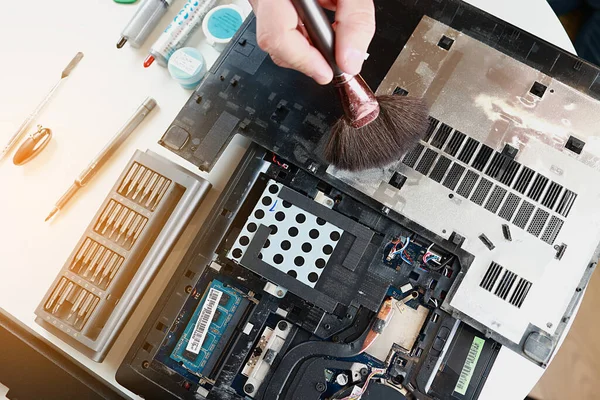 Reparador Com Escova Está Limpando Peças Laptop Desmontadas Suporte Técnico — Fotografia de Stock
