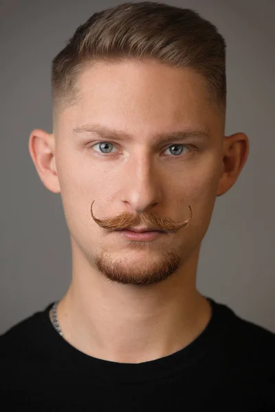 Portrait Jeune Homme Beau Sérieux Avec Moustache Frisée Barbe Porte — Photo