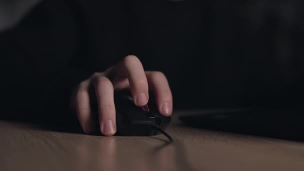 コンピュータのマウスを使用して男のゲーマーの手のクローズアップは 夜にビデオゲームをプレイしています 男性ハッカーは ソフトウェアコードのための技術に関するシステム コーディングやデータ分析プログラマ 開発者や従業員に侵入します — ストック動画