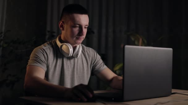 Jongeman Freelancer Met Behulp Van Laptop Typen Scrollen Surfen Web — Stockvideo