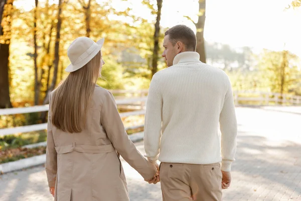 恋人たちが歩いている風景は 日没時に公園で手をつないでいます 幸福の概念 恋に若い男と女の間の素敵なロマンチックな瞬間 幸せな家族 — ストック写真