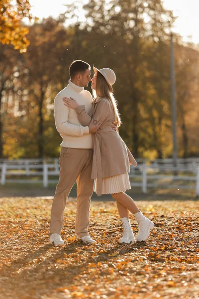 Genç Şık Çift Aşıkları Sonbahar Parkında Sarılıp Öpüşüyorlar Birbirine Aşık — Stok fotoğraf